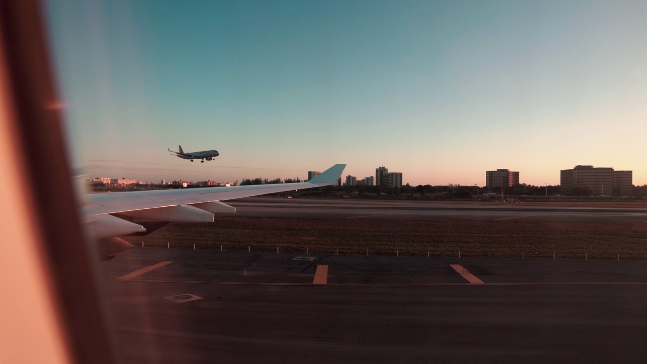 透过飞机窗户看天空和云层。在迈阿密国际机场降落。视频下载