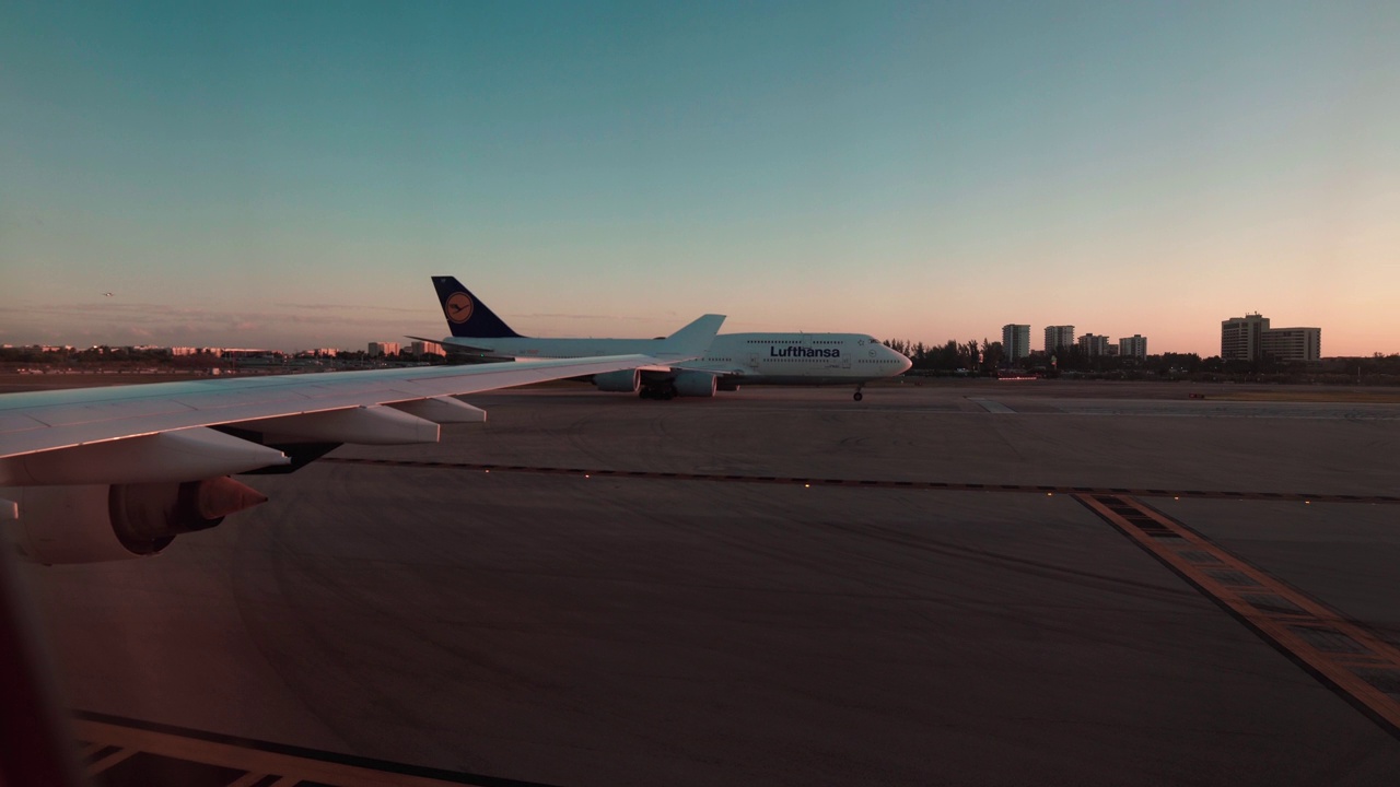 透过飞机窗户看天空和云层。在迈阿密国际机场降落。视频下载