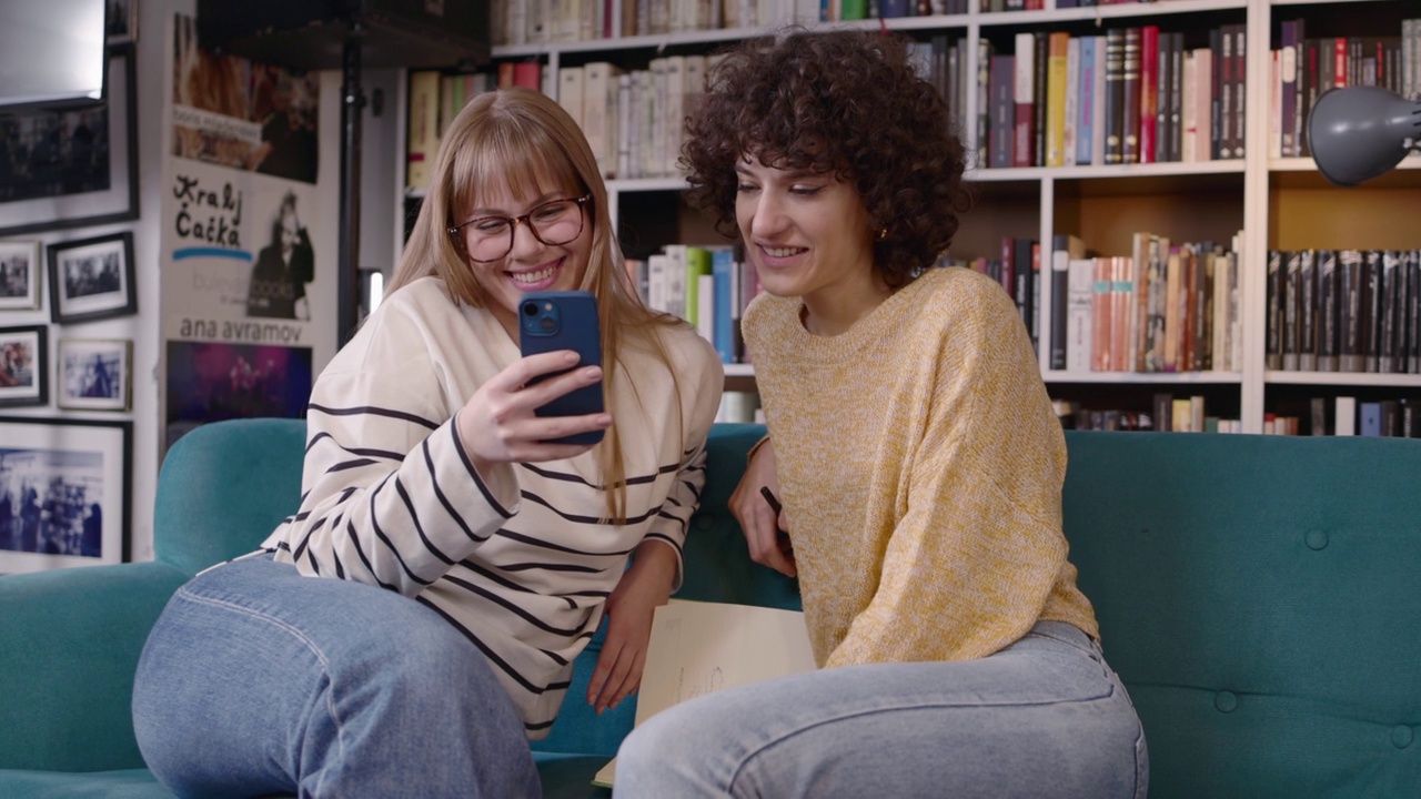 女学生在图书馆使用智能手机视频素材