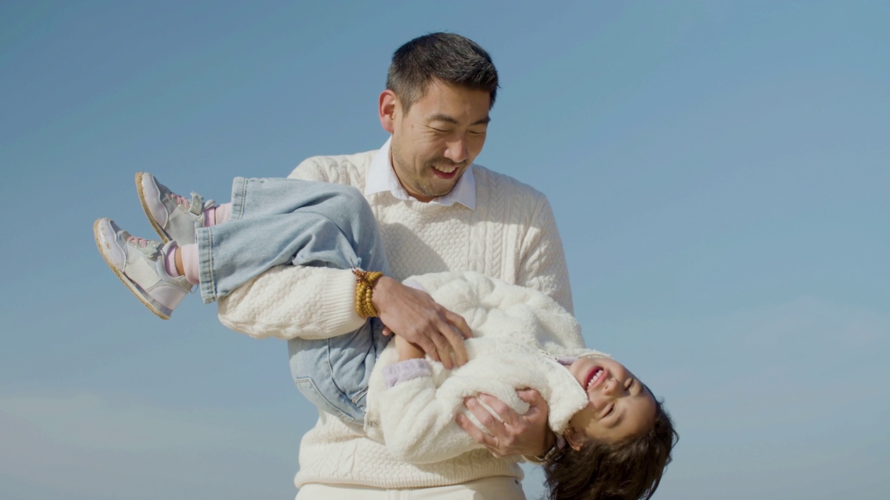 快乐的亚洲爸爸抱着小女儿视频下载