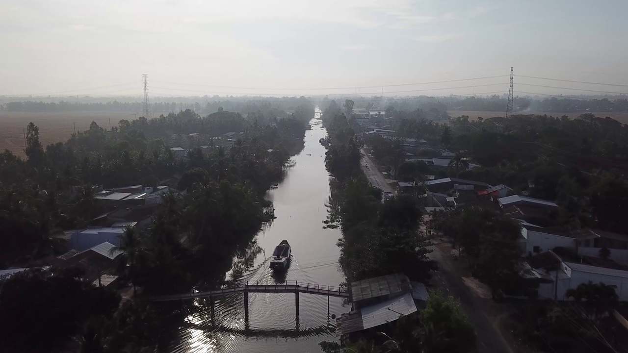 湄公河三角洲货轮的鸟瞰图，狭窄的河流运河，意味着和纵横交错Sóc在湄公河三角洲的trdung省。南越。视频下载