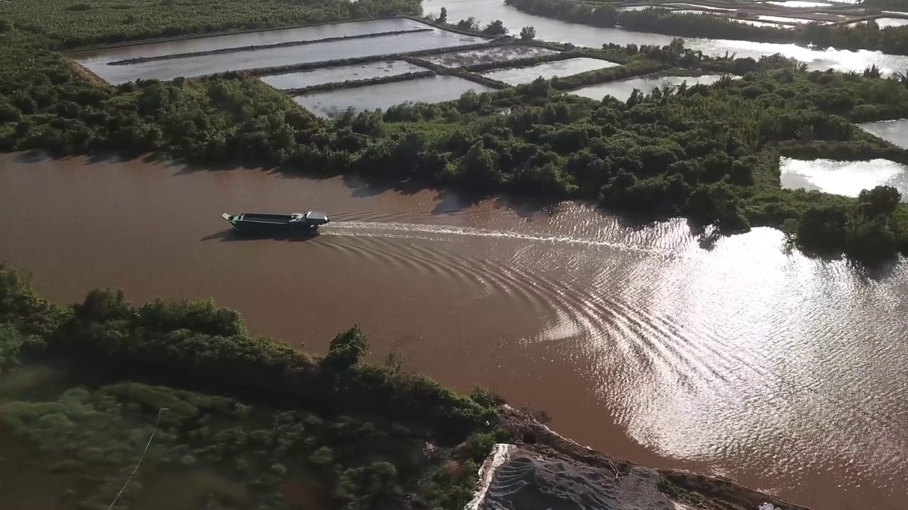 湄公河三角洲货轮的鸟瞰图，狭窄的河流运河，意味着和纵横交错Sóc在湄公河三角洲的trdung省。南越。视频下载