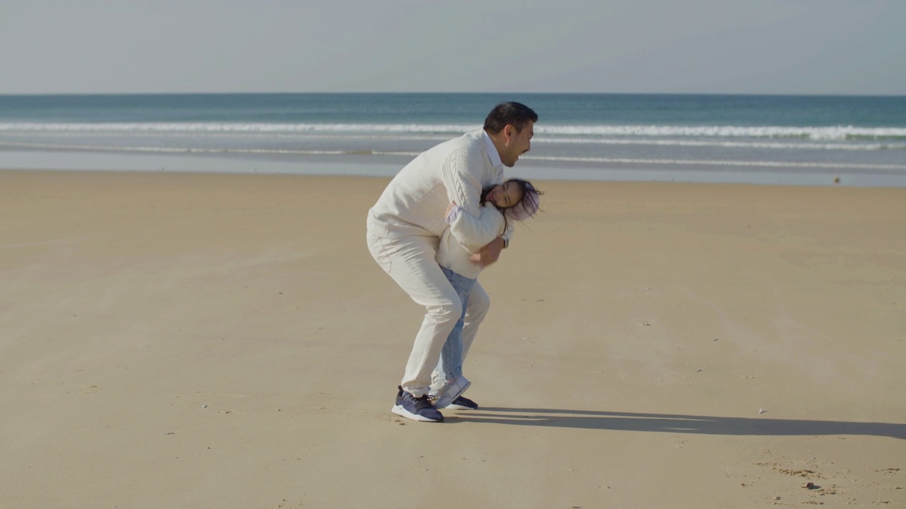 父亲和孩子在海滩上度过时光视频下载