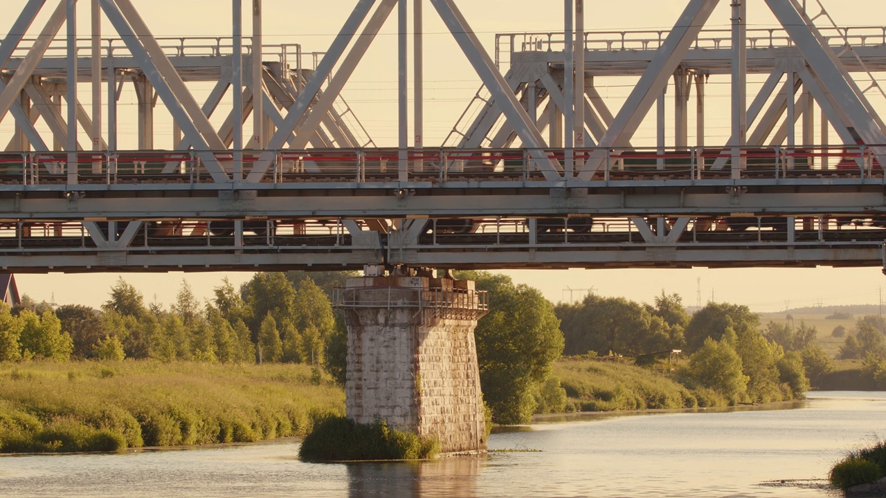货运列车在铁路桥上行驶。铁路运输，物流，货物运输。视频素材