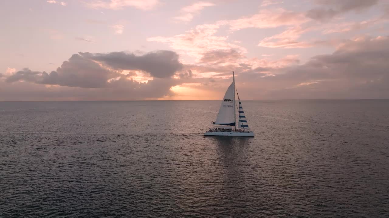 加勒比海日落时分的双体船视频下载