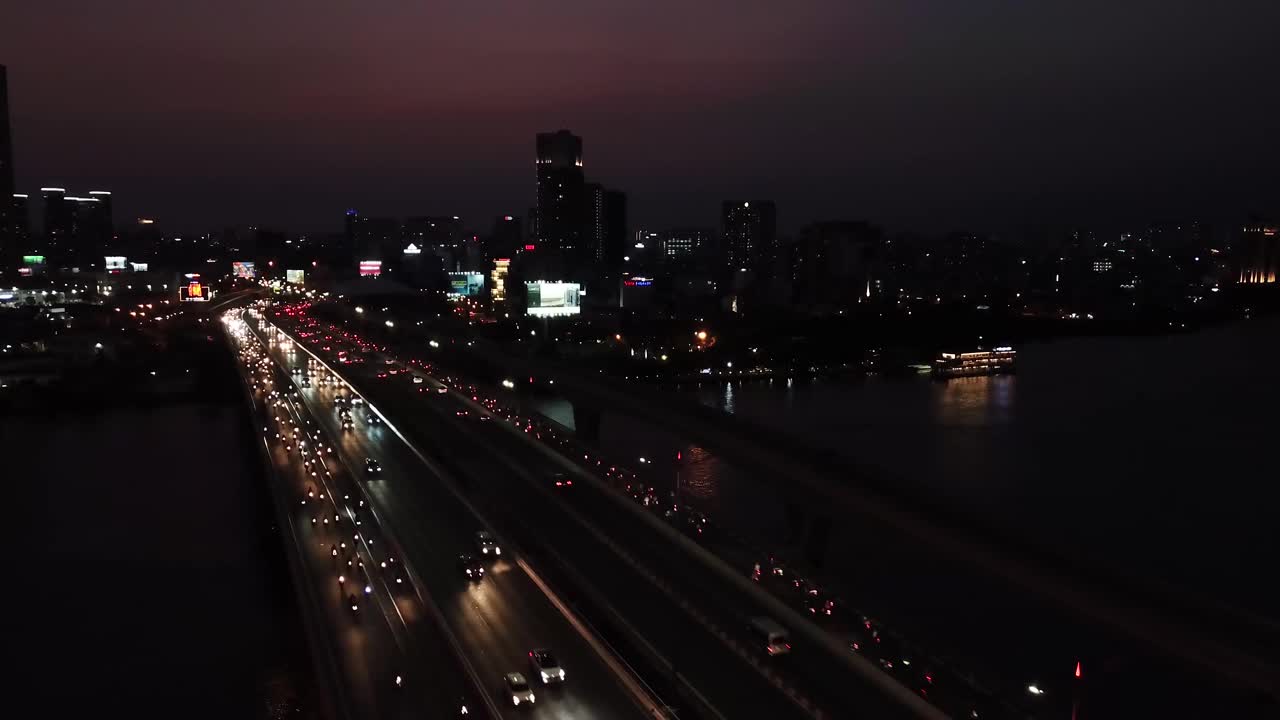 Cầu Sài Gòn (Saigon Bridge over Saigon River) at Dusk, & view of Landmark 81 Tower视频下载