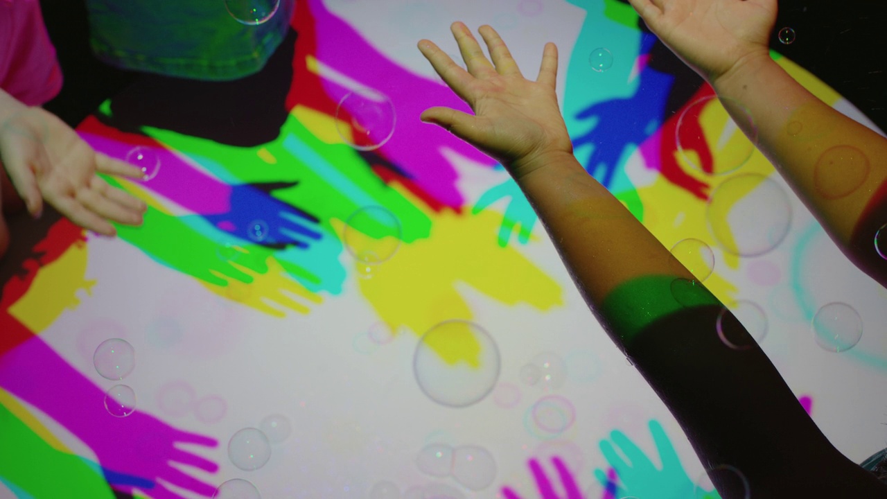 五彩缤纷的手，泡泡，孩子们玩得开心，五彩缤纷的光，孩子们玩的游戏，彩虹的颜色，快乐的童年概念视频素材