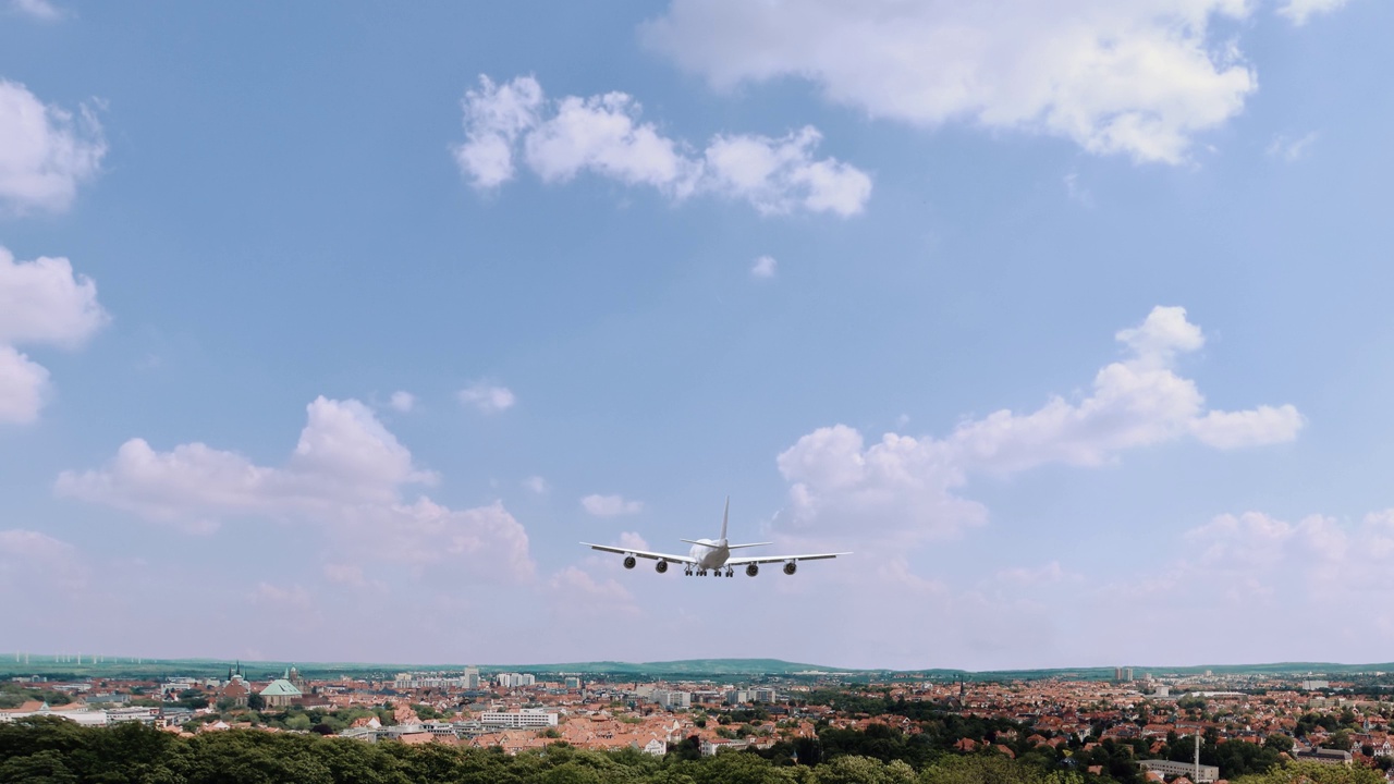 客机飞行和降落埃尔福特德国。飞机的概念视频素材