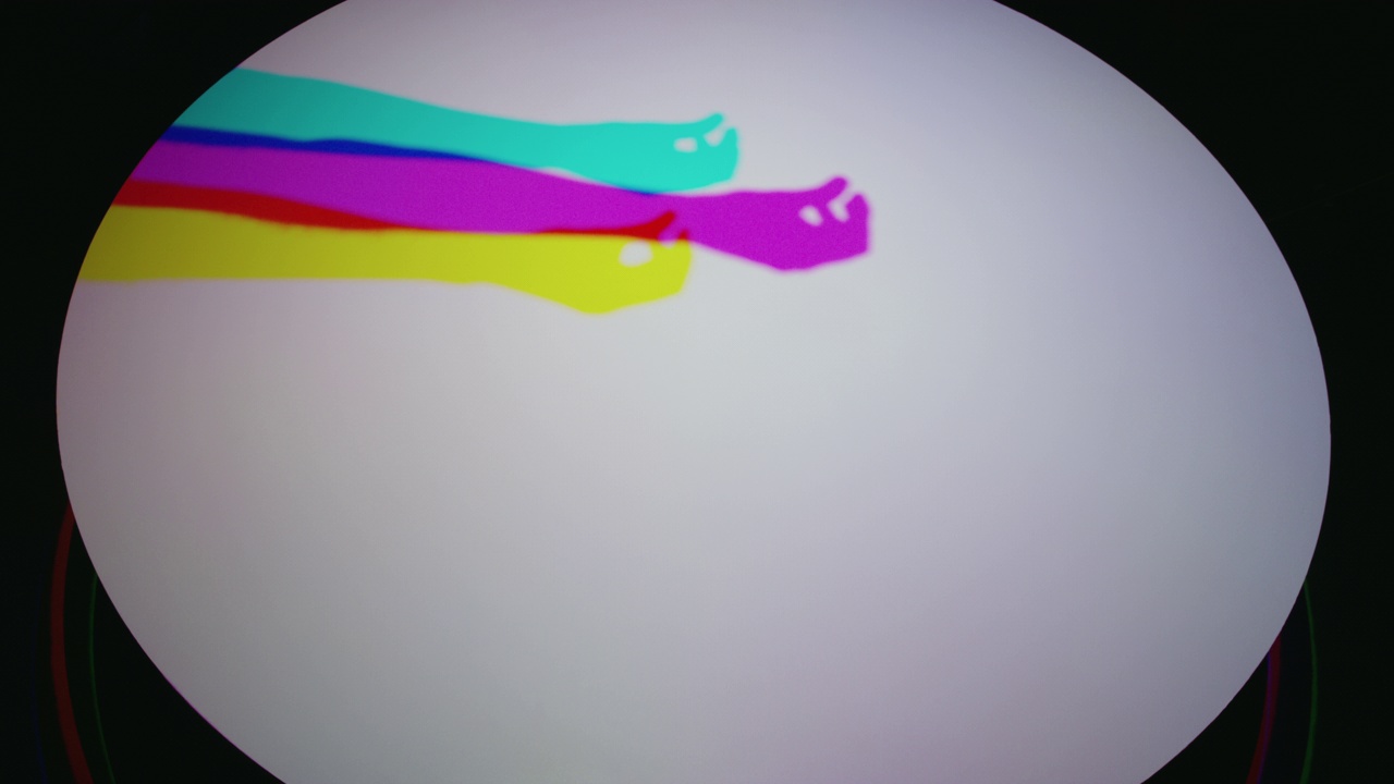 彩色手制作皮影戏在多色光好玩的游戏玩彩虹色剪影艺术概念视频素材