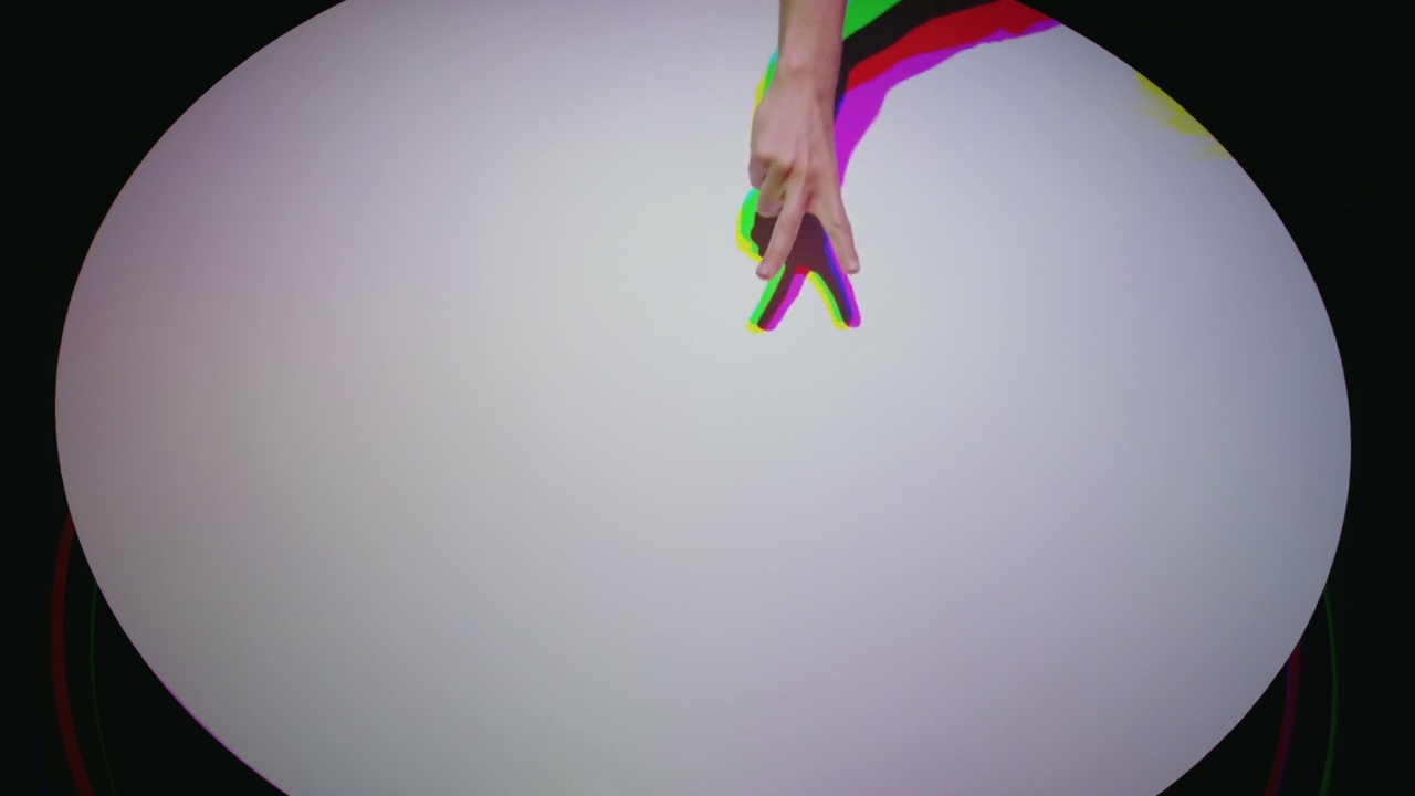 彩色手在白色背景上制作和平标志，多色光与彩虹色剪影和平概念视频素材