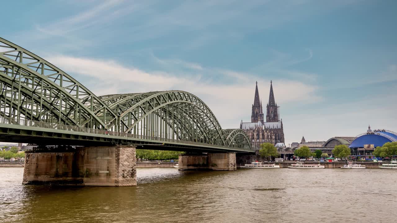 德国科隆延时4K，科隆大教堂(科隆大教堂)和霍亨索伦桥的城市天际线延时视频下载