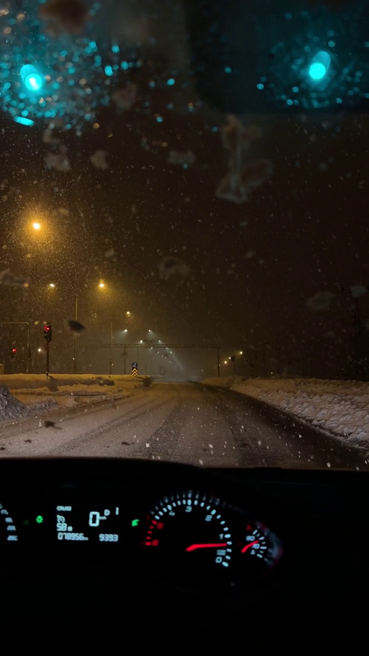 高速公路上的暴风雪:在暴风雪中开车视频素材
