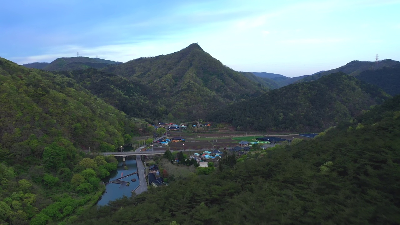 韩国全罗南道长兴郡，宝林寺周围的村庄风景视频下载