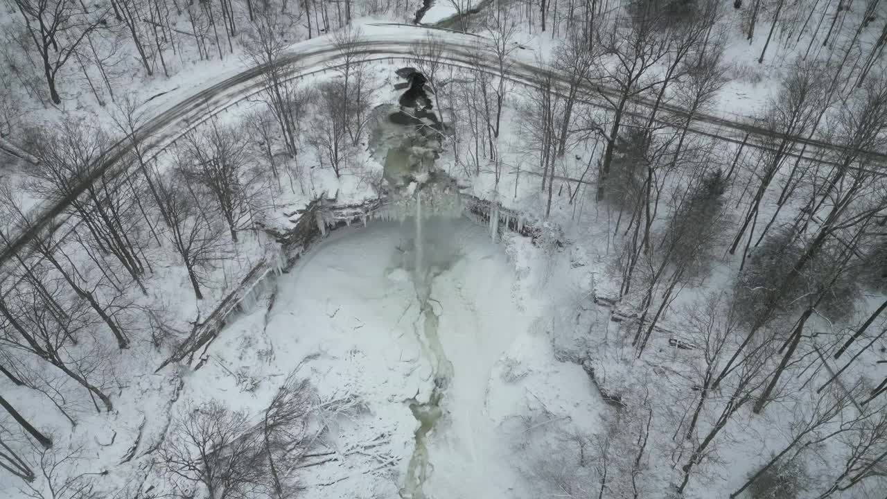 冬季空中冰冻瀑布天桥视频下载