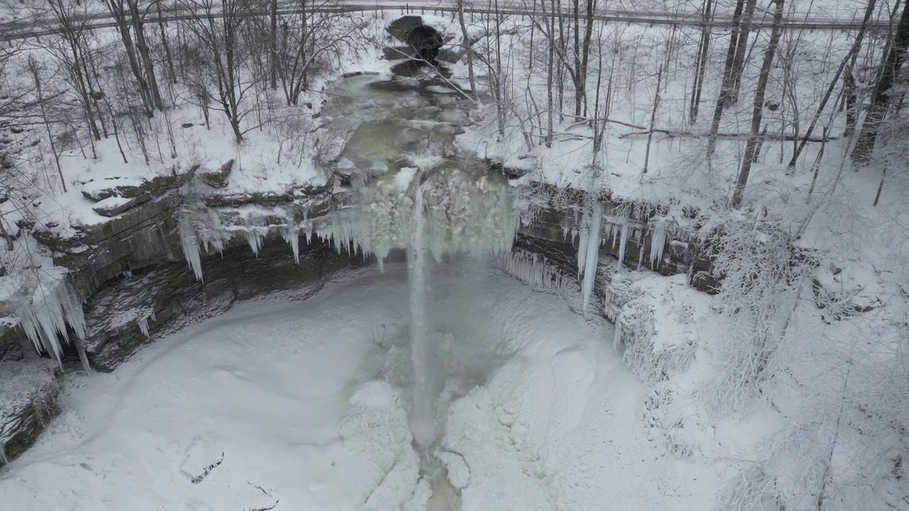 冬季空中冰冻瀑布天桥视频下载