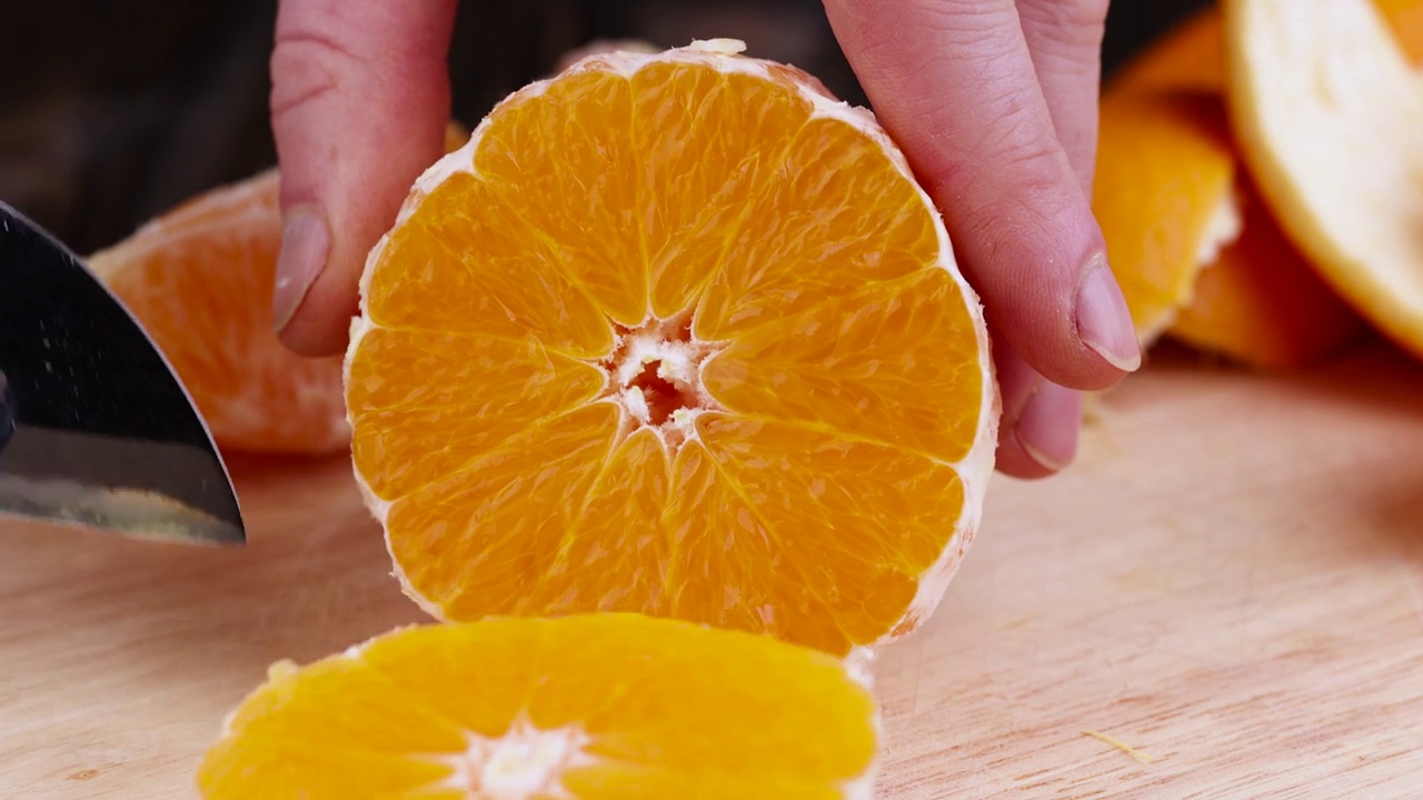 剥了皮的橘子在板上切成片视频素材