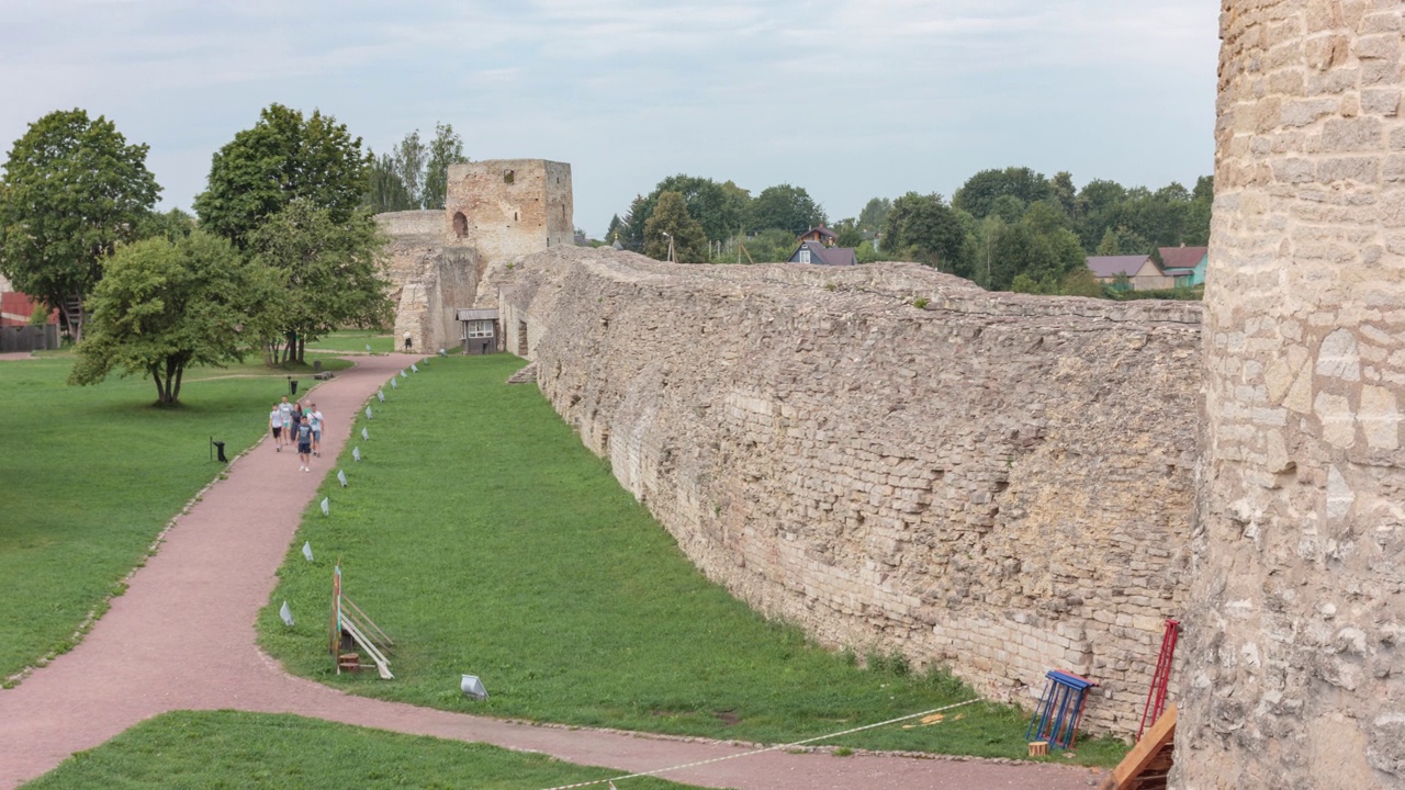 伊兹博斯克要塞的塔楼和城墙。俄罗斯普斯科夫地区。视频下载