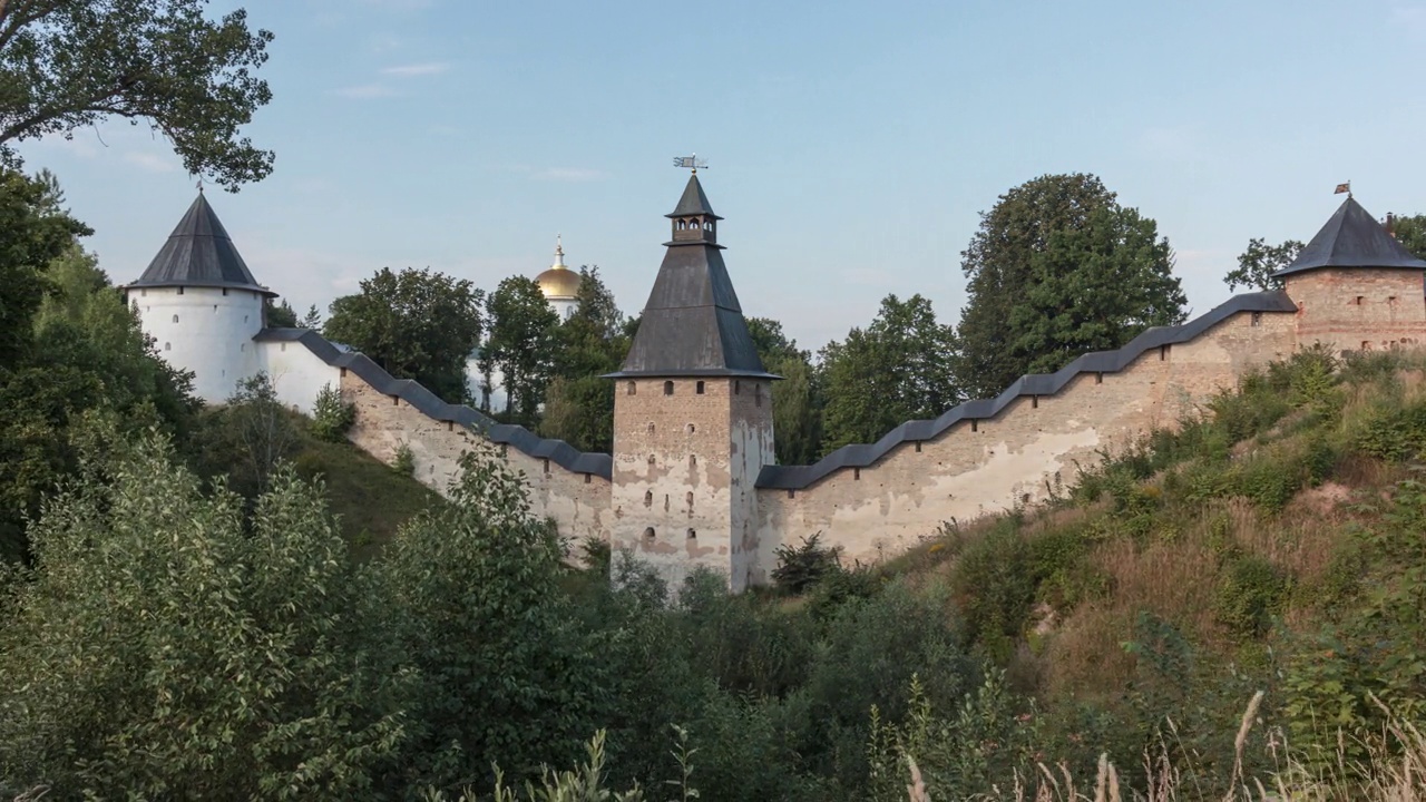 Pskovo-Pechersky修道院的墙和塔。俄罗斯。视频下载