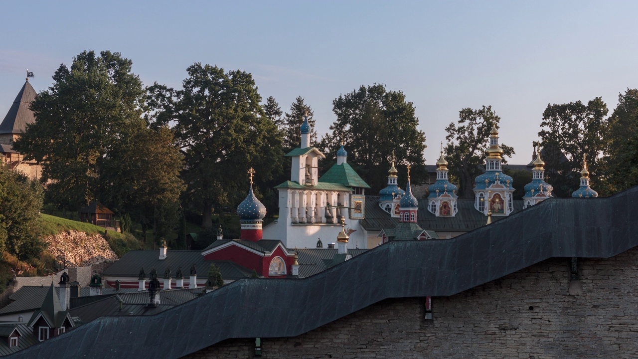 古老的Pskov-Pechersk修道院的圆顶修道院墙后。视频下载