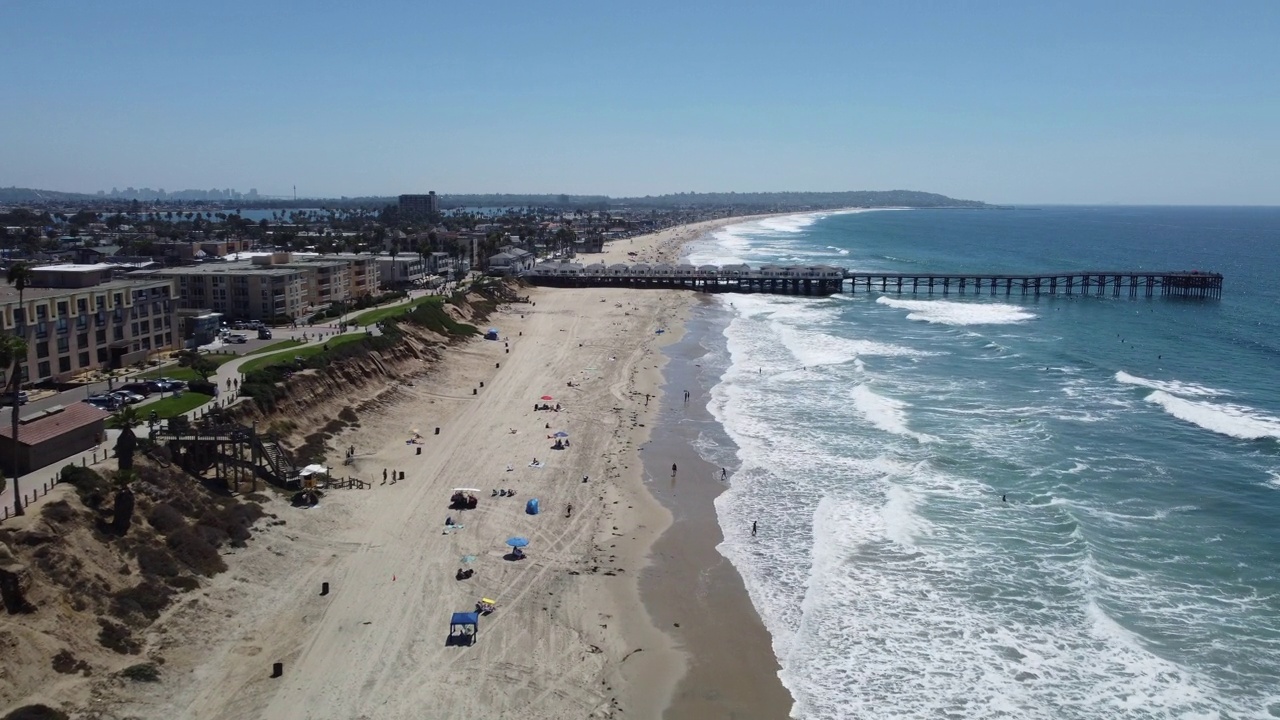 在圣地亚哥的太平洋海滩上的水晶码头鸟瞰图，加利福尼亚州的蓝天视频下载