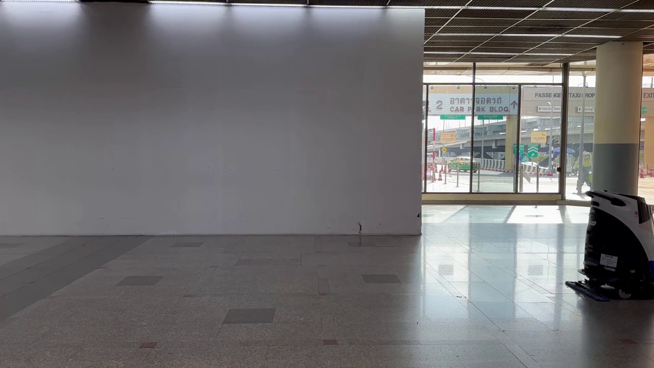 在泰国曼谷廊曼国际机场清洁地板的机器人视频素材