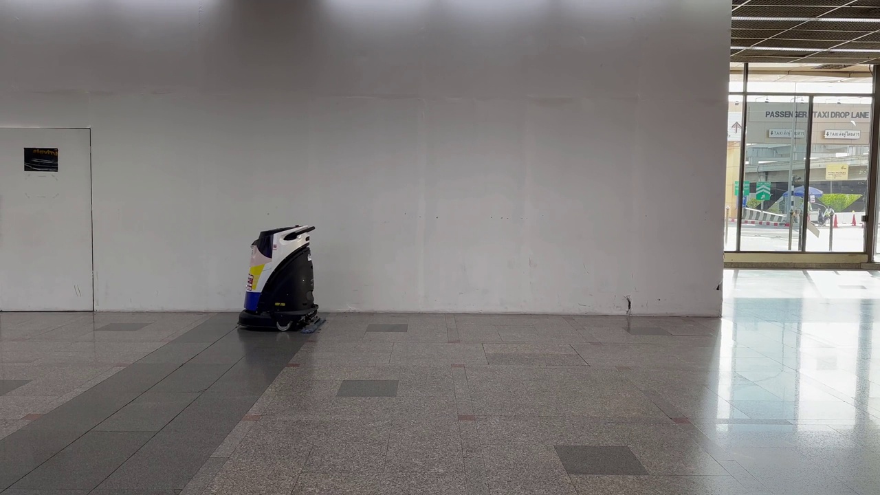 在泰国曼谷廊曼国际机场清洁地板的机器人视频下载