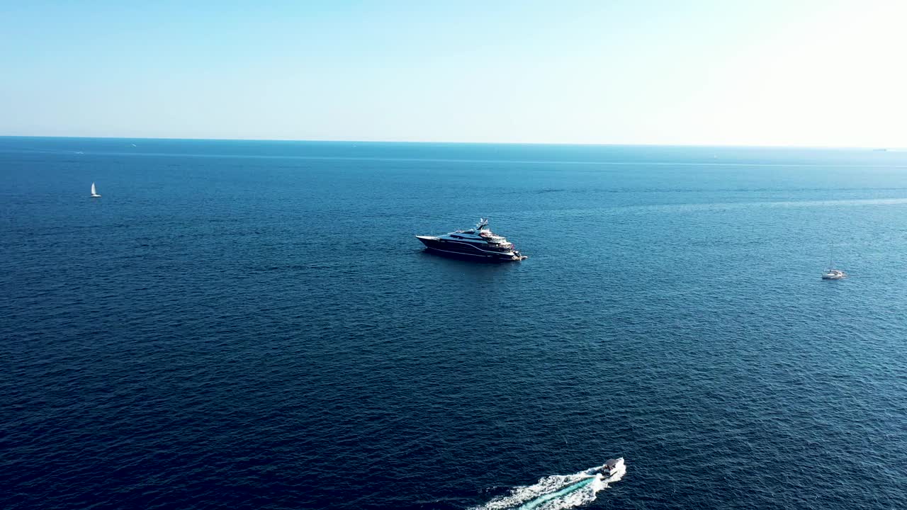 地中海大型机动游艇的鸟瞰图。视频下载