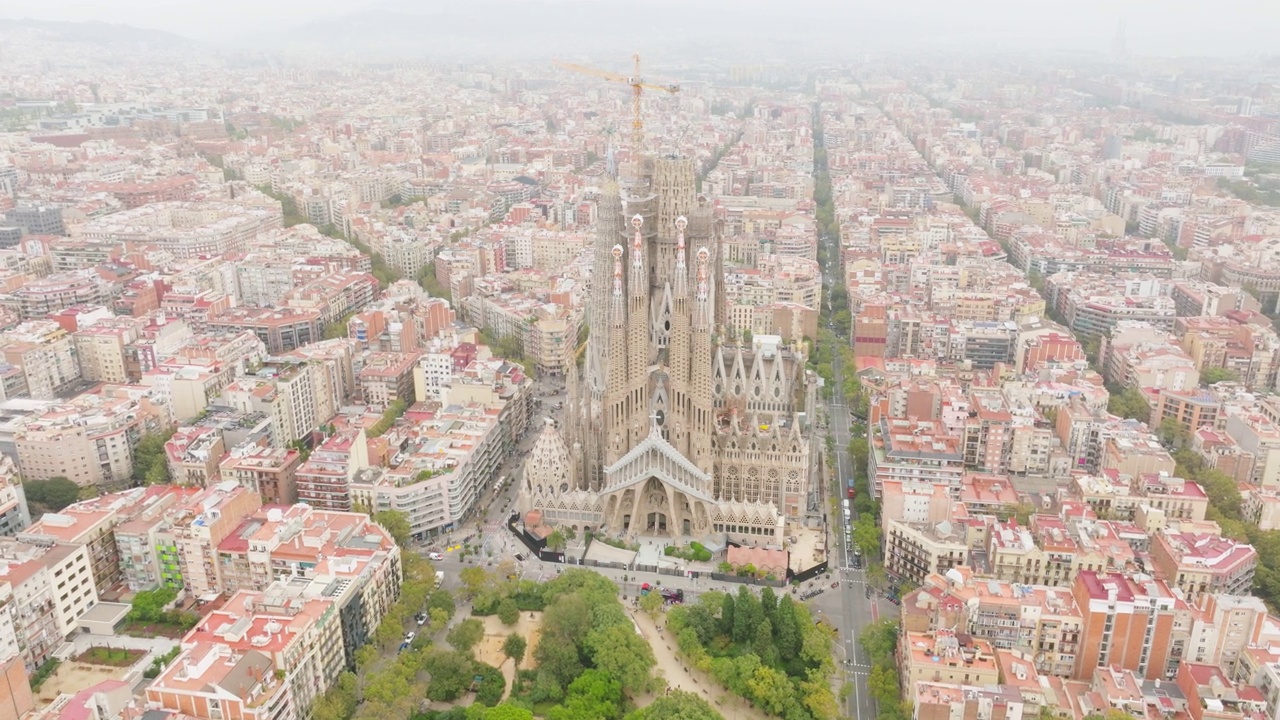 鸟瞰西班牙巴塞罗那的圣家堂地标。视频下载