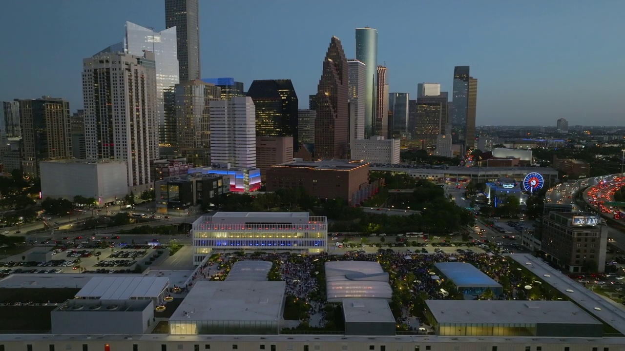 休斯顿市区的鸟瞰图，黄昏在德克萨斯州，美国-跟踪，无人机拍摄视频下载