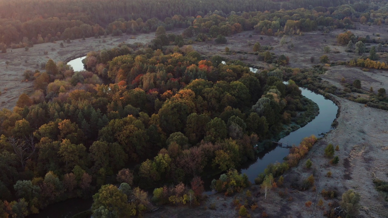 日出时，美丽的蜿蜒河流和覆盖着秋天森林的岛屿。视频下载