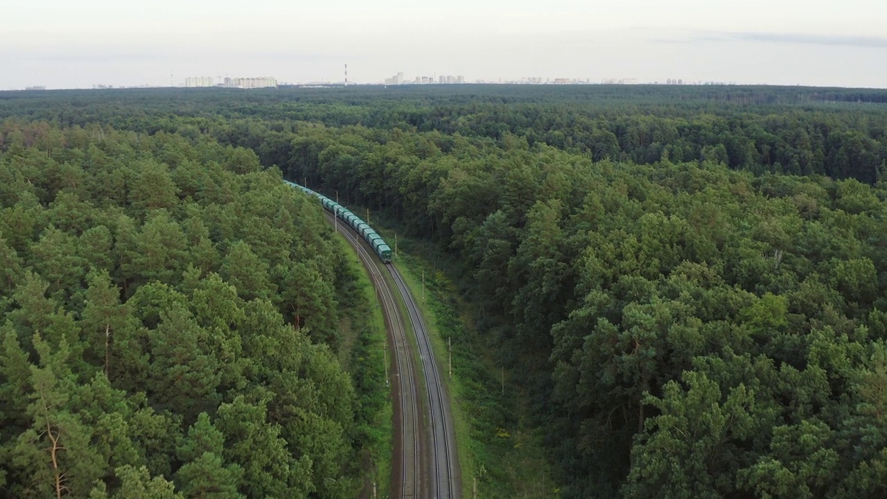 货运列车从鸟瞰图中穿过森林。货运视频下载
