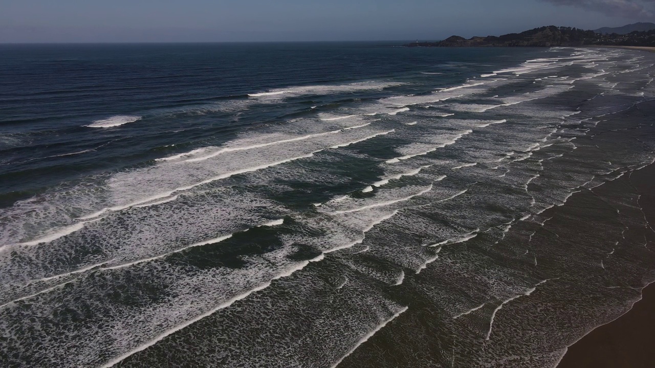 慢动作无人机航拍波太平洋海岸奈海滩新港俄勒冈11视频下载