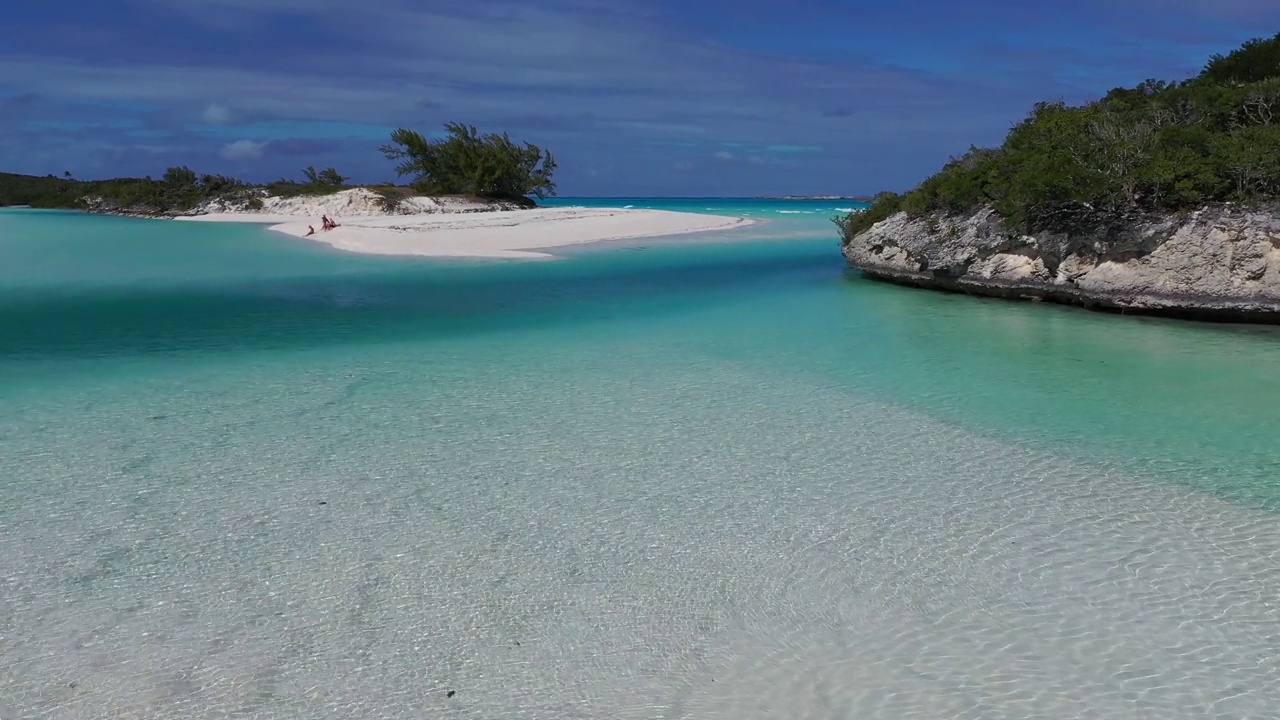 一名女子在巴哈马群岛的沙洲上放松视频下载