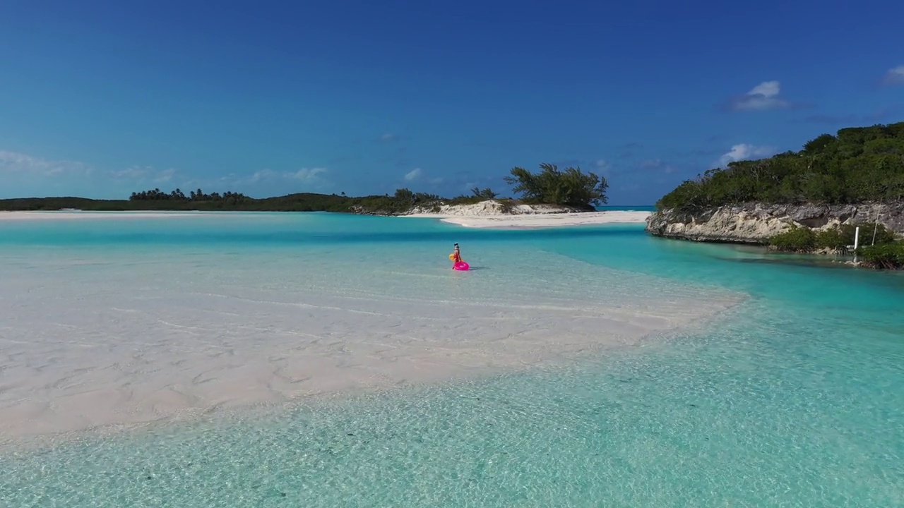 两个女人在巴哈马埃克苏马的翡翠水中玩耍视频下载