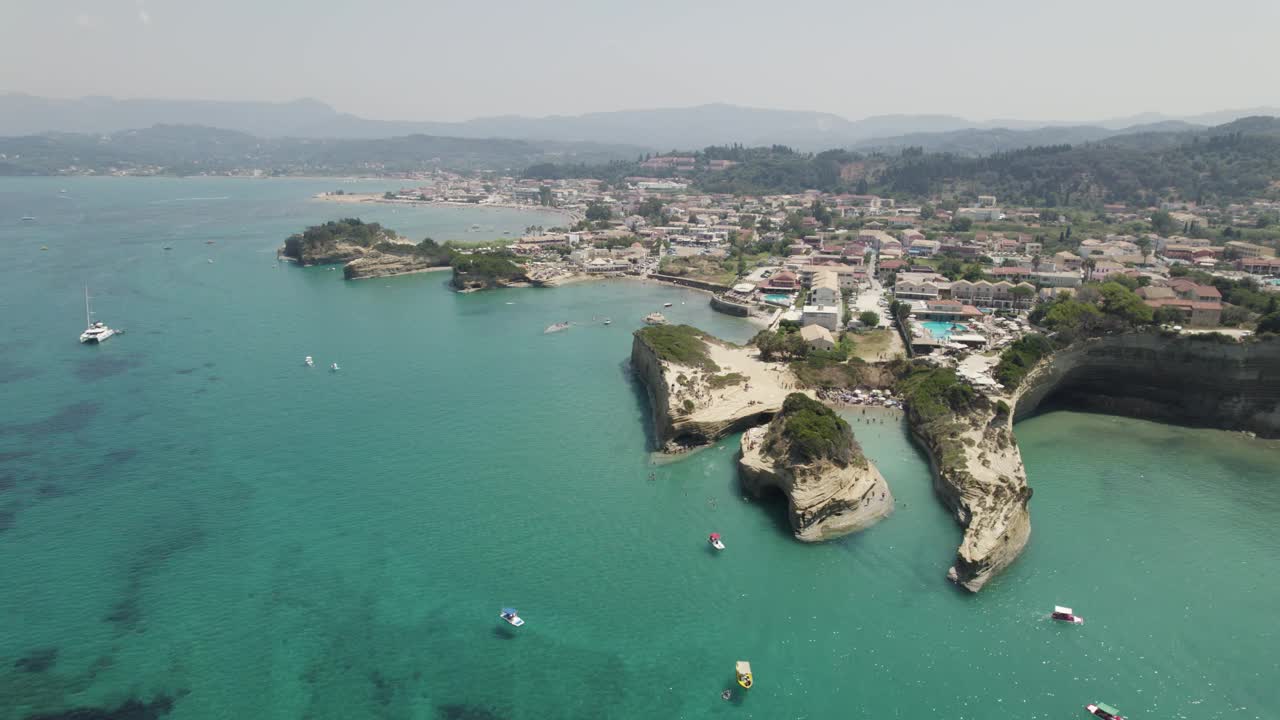 鸟瞰图西达里海岸线和海湾被绿松石色的海水包围，度假酒店在背景中可见视频下载
