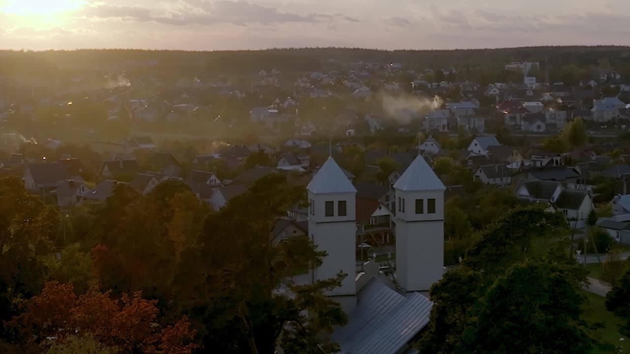航拍的圣徒彼得使徒教堂在附近的萨尔奇尼凯，立陶宛视频素材
