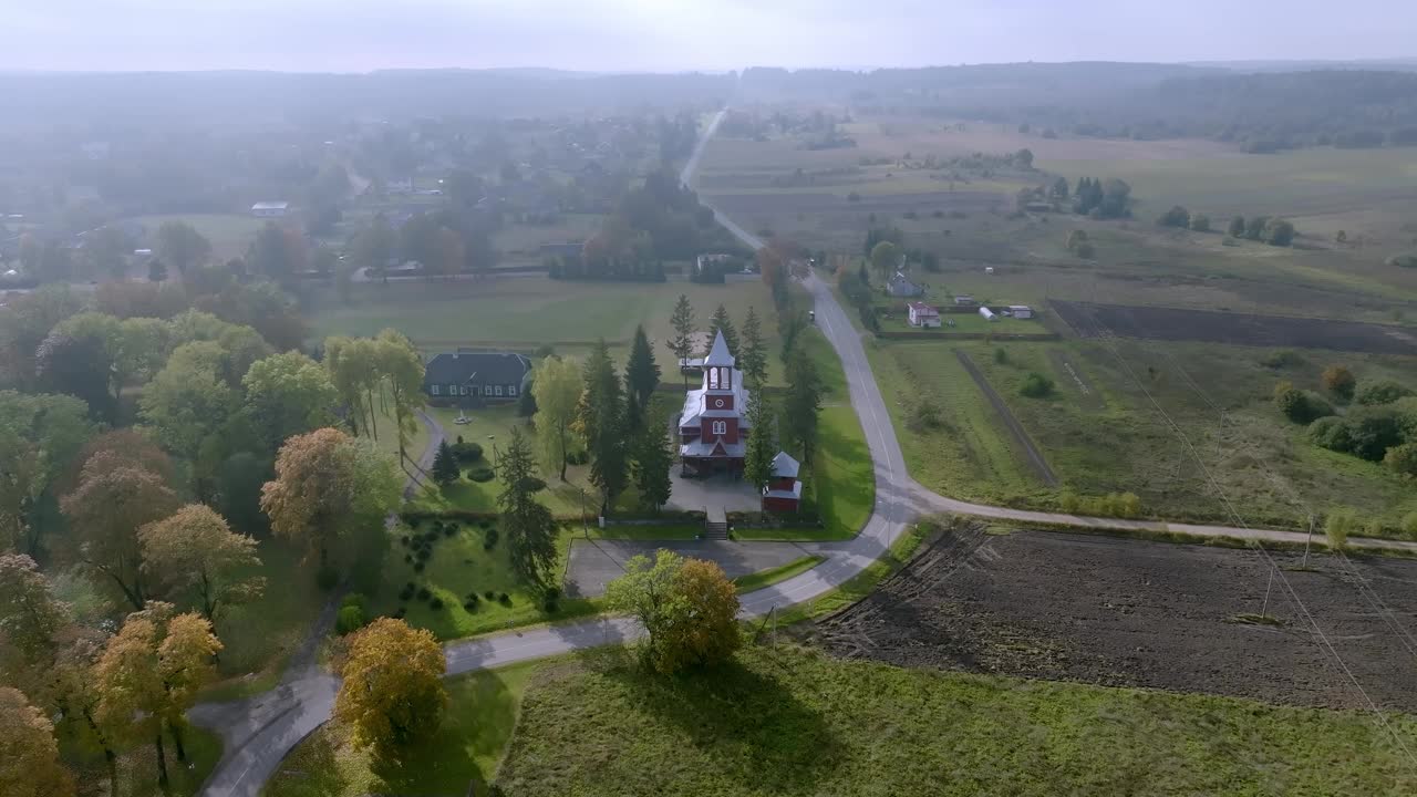立陶宛梅迪尼凯美丽的圣三位一体教堂和圣卡西米尔的航拍视频素材