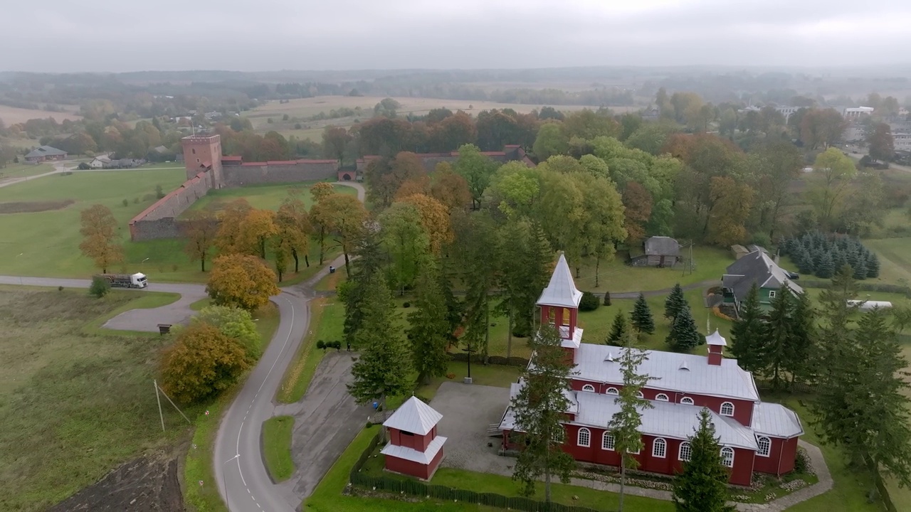 立陶宛梅迪尼凯美丽的圣三位一体教堂和圣卡西米尔的航拍视频素材