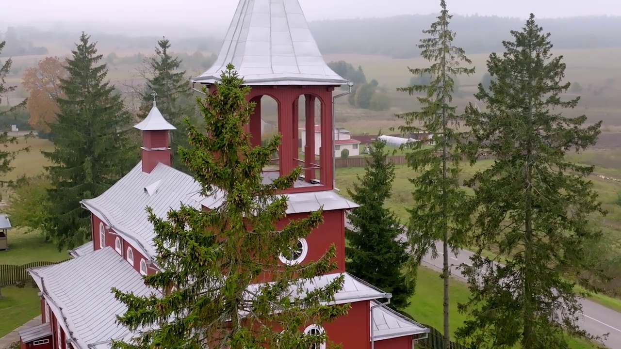 立陶宛梅迪尼凯的圣三位一体教堂和圣卡西米尔教堂钟楼视频素材