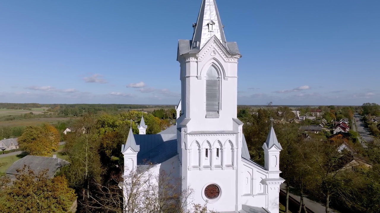 在立陶宛的拜索加拉三一教堂周围缓慢的空中拍摄视频素材