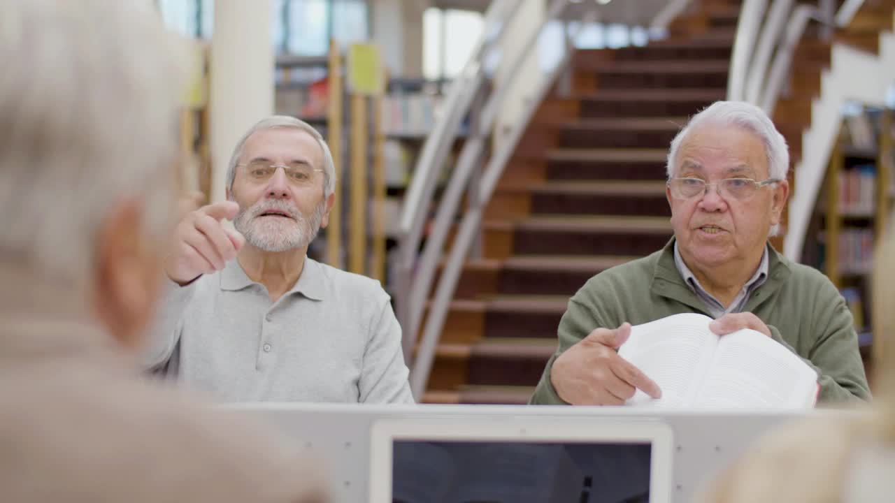 成群的老年人在图书馆上课时争论不休视频下载