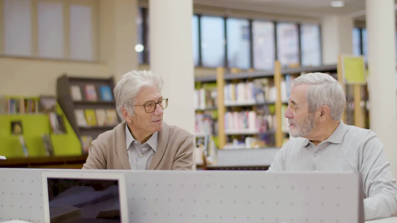 老年人与年轻教师在图书馆学习视频下载