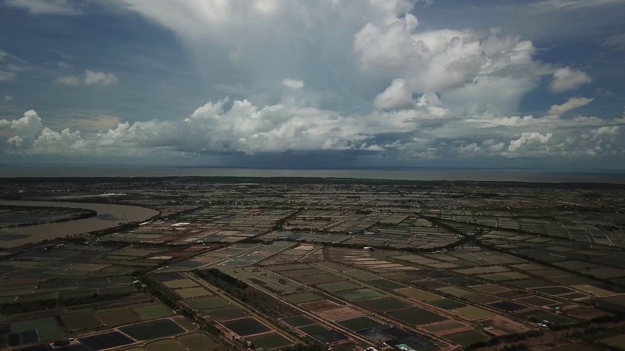 越南湄公河三角洲地区中国南海上空高耸的积雨云视频下载
