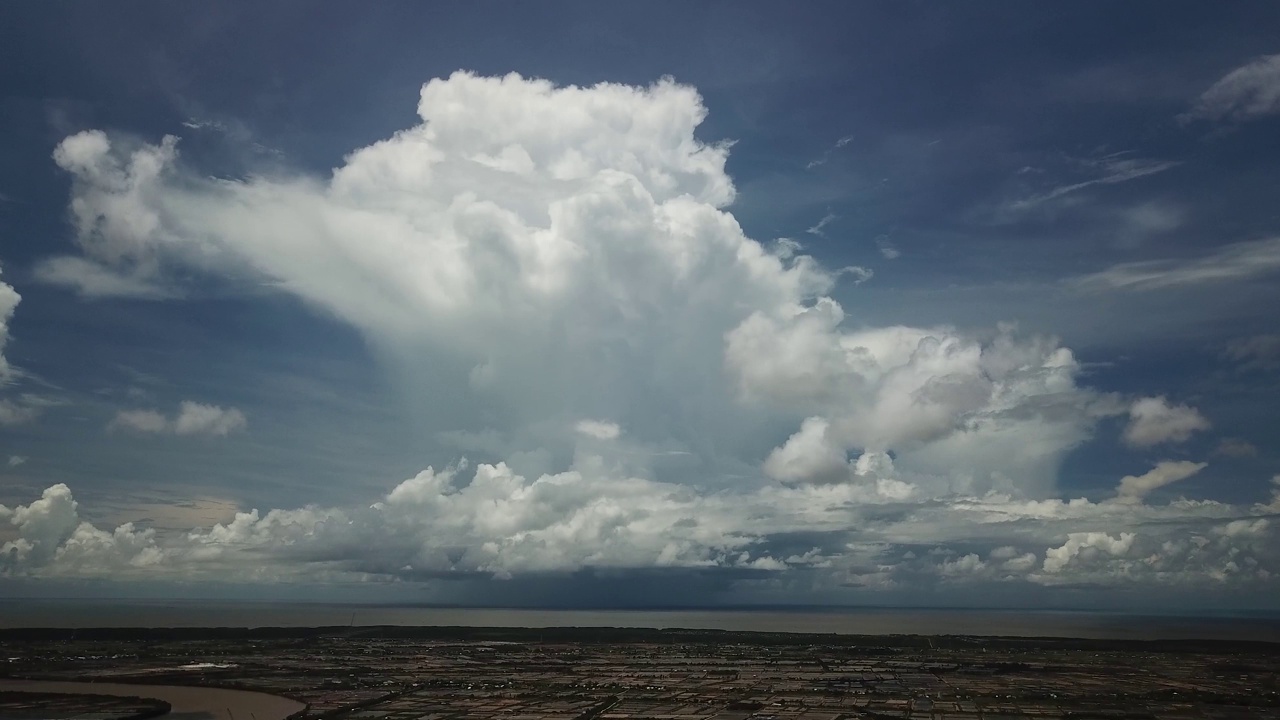 越南湄公河三角洲地区中国南海上空高耸的积雨云视频下载