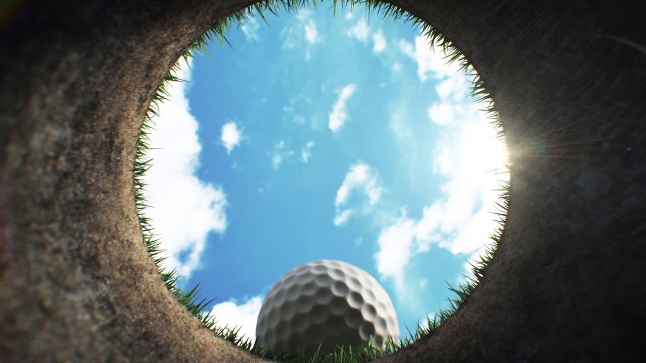 慢动作特写，高尔夫球精确击球后落入高尔夫球场洞中。把球向相机内洞美丽的3d动画。体育的概念视频下载