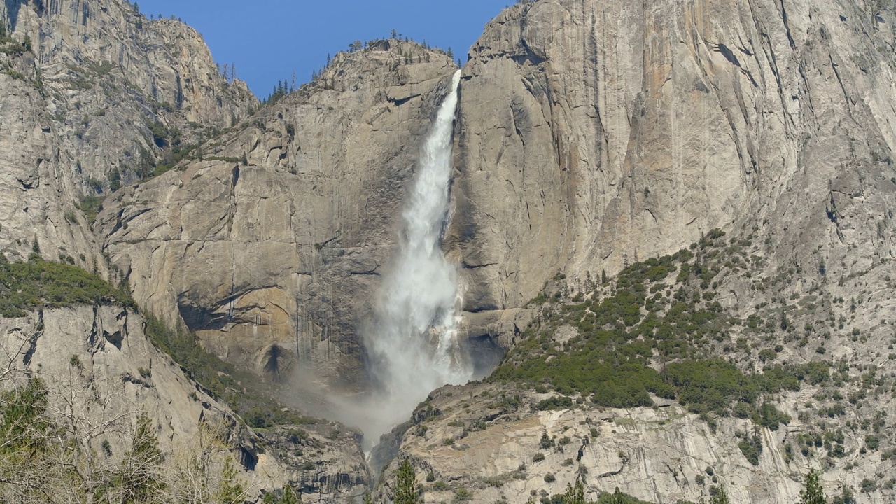 上约塞米蒂瀑布的春天——一个阳光明媚的春天早晨，上约塞米蒂瀑布从1430英尺(440米)陡峭坚固的花岗岩悬崖上呼啸而下。美国加州约塞米蒂国家公园。视频下载