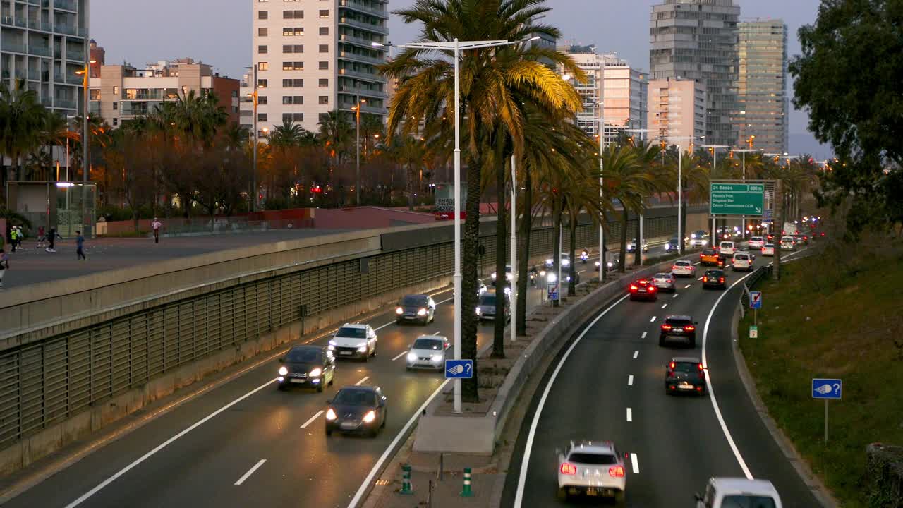 巴塞罗那黄昏时分的交通全景。时间流逝。视频素材