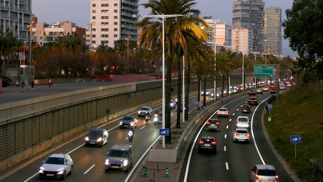 巴塞罗那黄昏时分的交通全景。视频下载