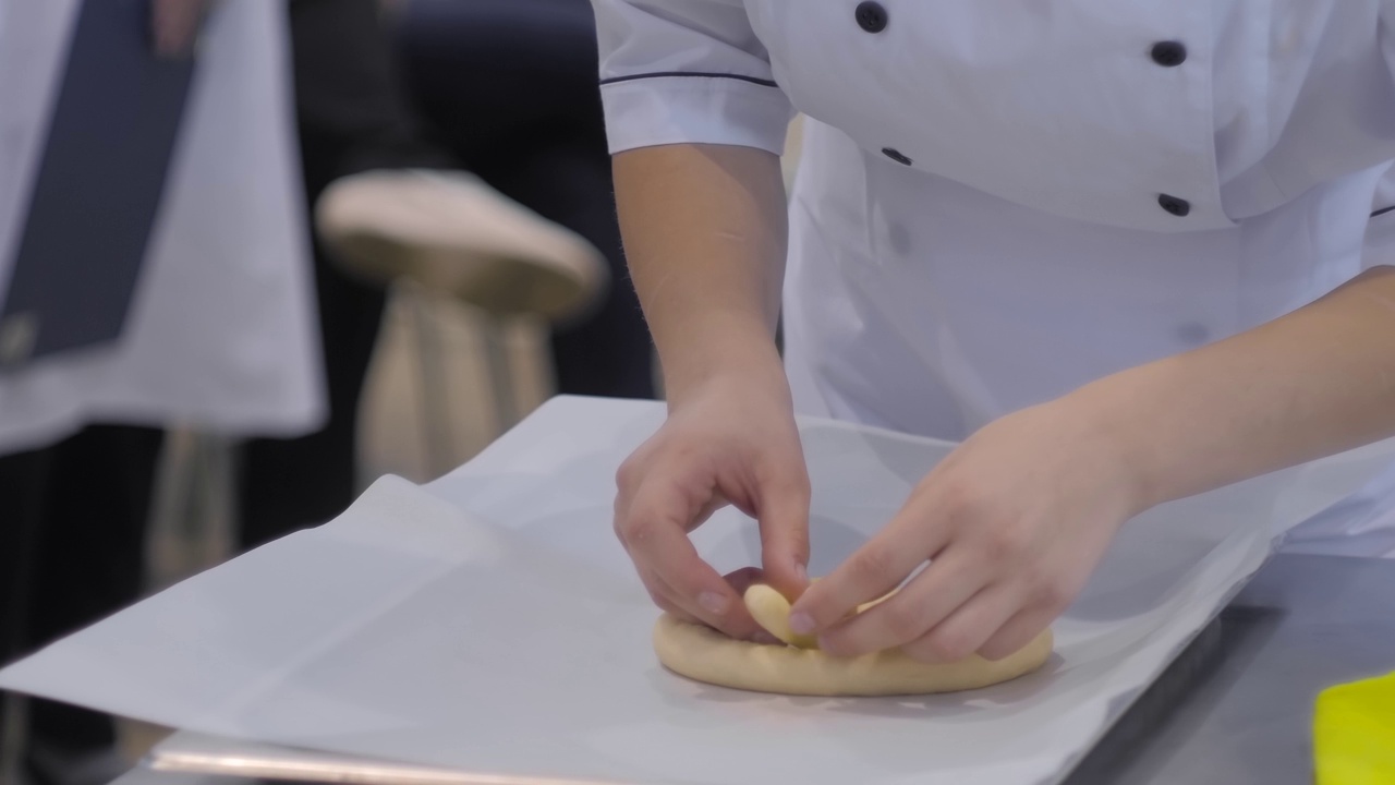 面包师，厨师手准备面团辫子面包-近视频下载