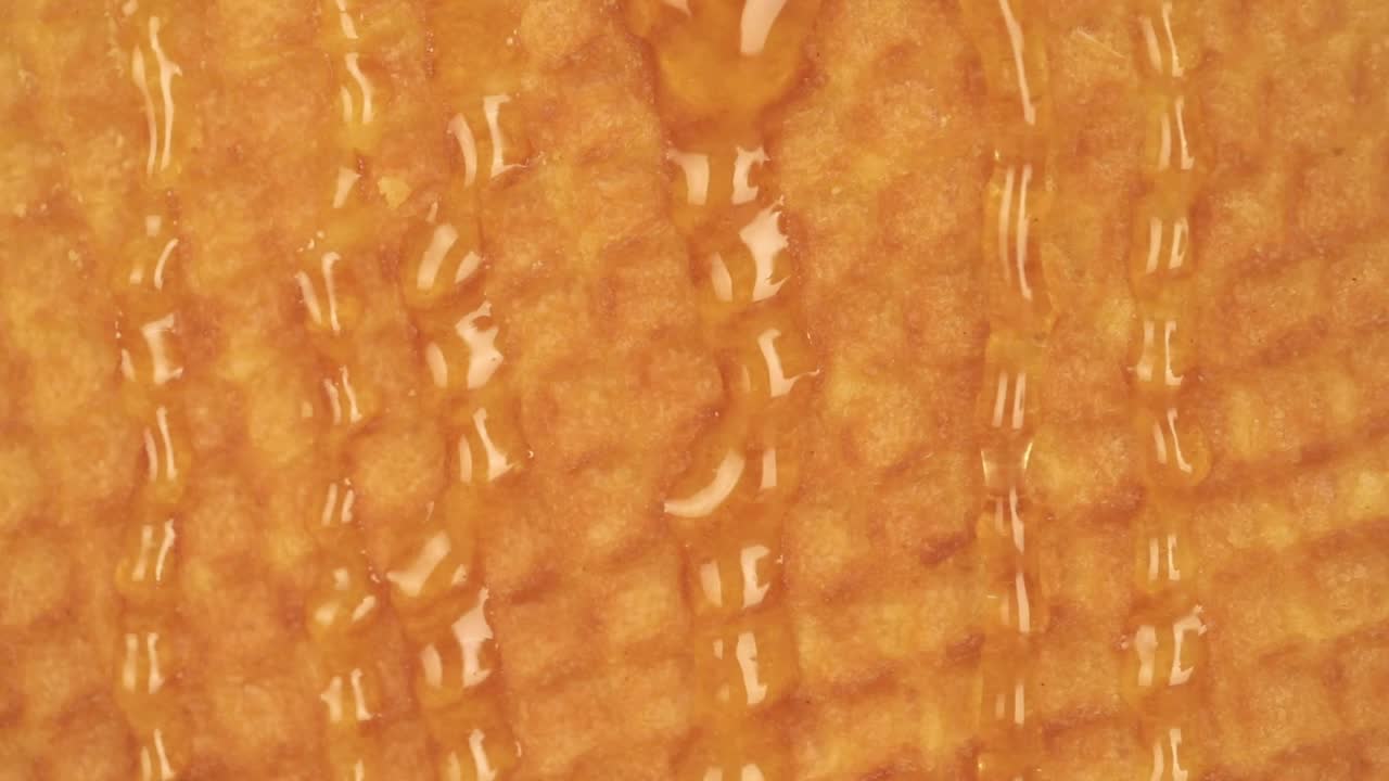 蜂蜜从华夫饼上滴下来视频下载